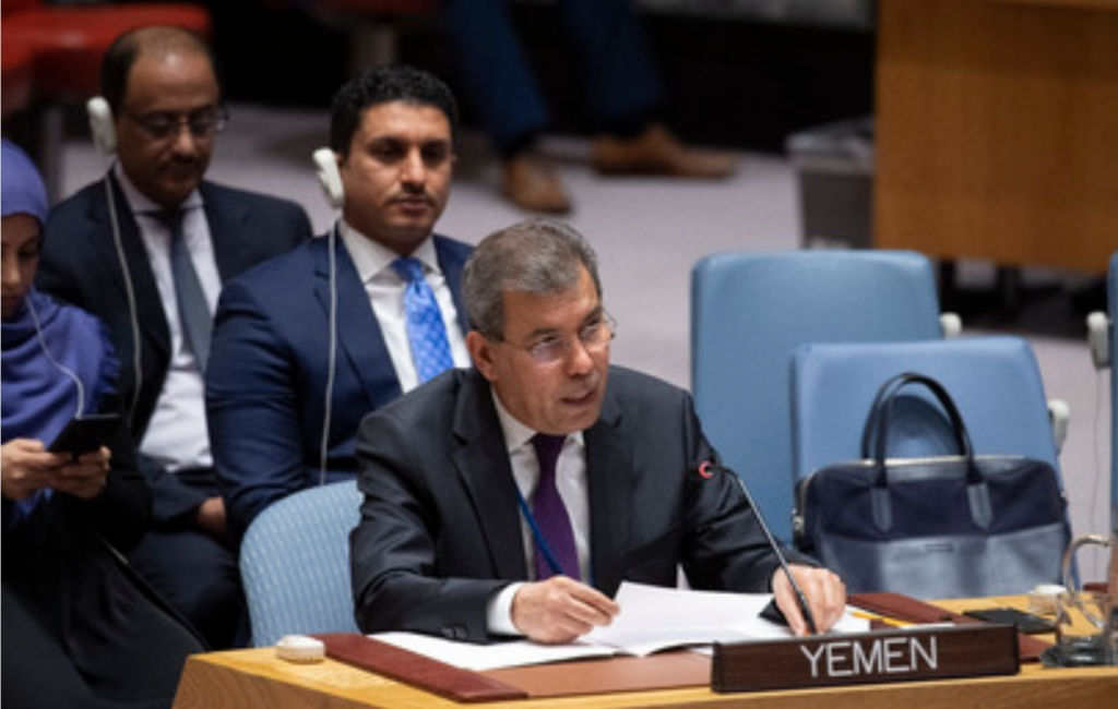 الحكومة اليمنية تجدد حرصها الكامل على إحلال السلام الدائم المرتكز على المرجعيات الثلاث